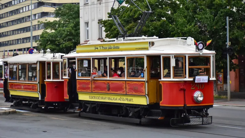Prahou projíždí historické tramvaje, připomínají výročí 130 let od první elektrické jízdy v Čechách