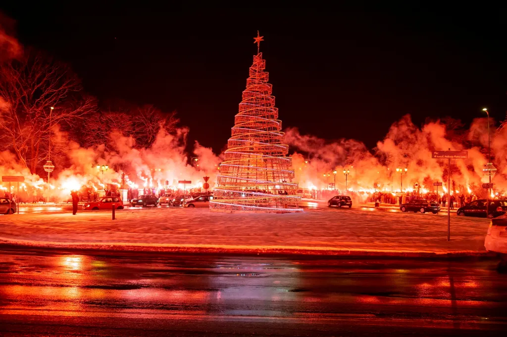 Fanoušci rozpoutali ohňovu show v polském Białystoku. Oslavili tak sté narozeniny klubu Jagiellonia.
