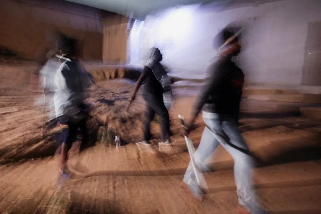 Jedna z členek byla během konfrontace s teenagery v místním hotelu, proslulým ukrýváním nezletilých pořezána šavlí, další čelila výhružkám smrtí poté, co nařídila ženě, aby před půlnocí zavřela svůj podnik