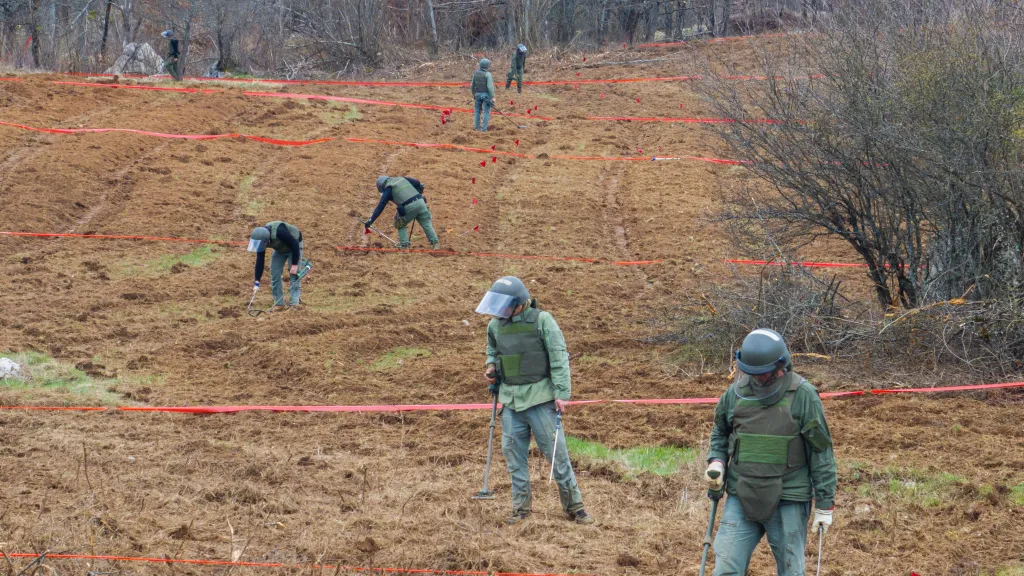 Pyrotechnici při odstraňování min, ilustrační snímek