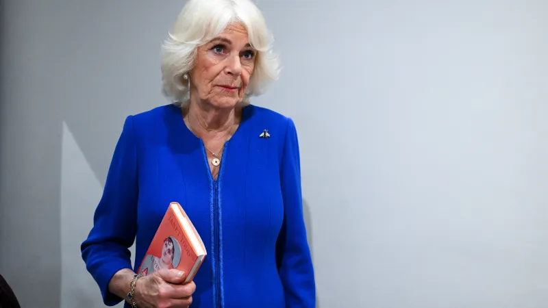 Královna Camilla s biografií Jane Austenové (2025)