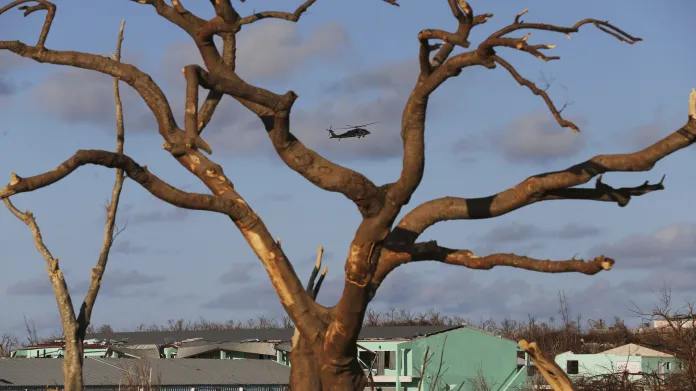 Vrtulník americké pobřežní stráže přelétá nad ostrovem Great Abaco