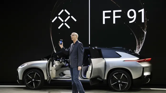 Viceprezident čínské automobilky Faraday Future Nick Sampson představuje luxusní elektromobil FF 91