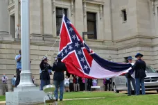Mississippi kvůli konfederačnímu znaku vybírá novou státní vlajku. Ve hře jsou magnólie, vlny nebo maják