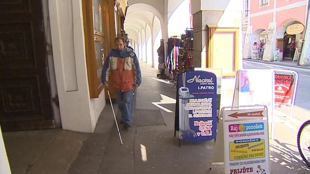 Reklamní poutače ztěžují pohyb nevidomým