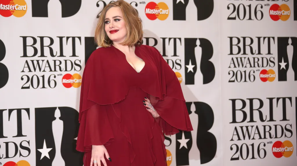 Adele se stala absolutním vítězem celých Brit Awards. Získala cenu za globální úspěch, bodovala v kategorii zpěvačky, alba i písně roku.