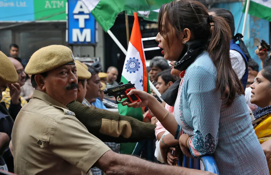 Jedna z účastnic demonstrace proti změně zákona o občanských právech v Kalkatě vytáhla na policistu dětskou hračku poté, co policie zastavila pochod odpůrců