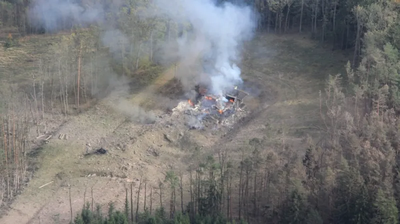 Místo po výbuchu skladu ve Vrběticích