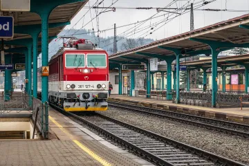 Část předvánočních vlaků z Prahy už je plná. Dopravci přidávají místa