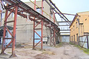 Šlapanice se zbaví zdroje škodlivin. Začaly práce na demolici průmyslového areálu