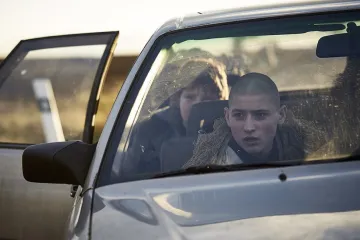 Recenze: Všechno bude není prázdným slibem. V zimní road movie tomu věří