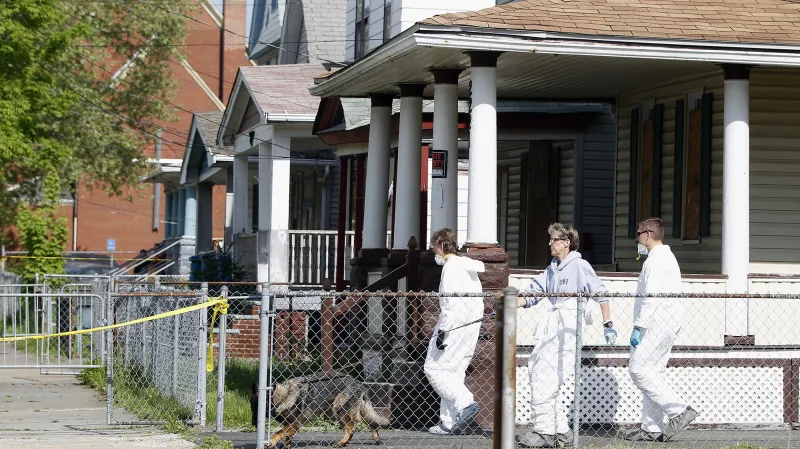 Vyšetřování v okolí domu