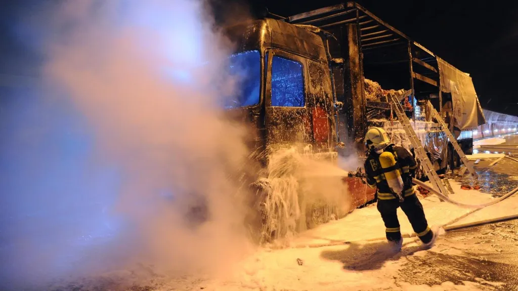 Požár kamionu v Lochkovském tunelu