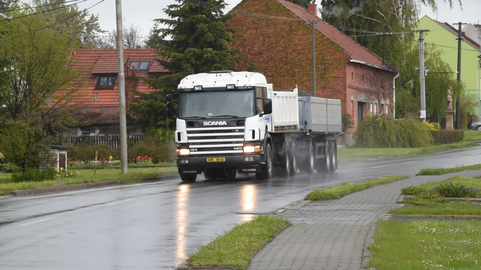 Kamion v obci Tlučín
