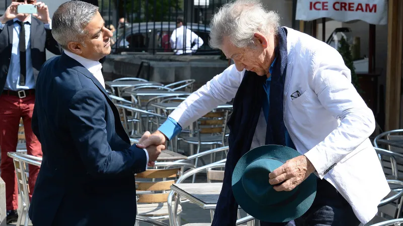 Herec Ian McKellen gratuluje Khanovi k vítězství