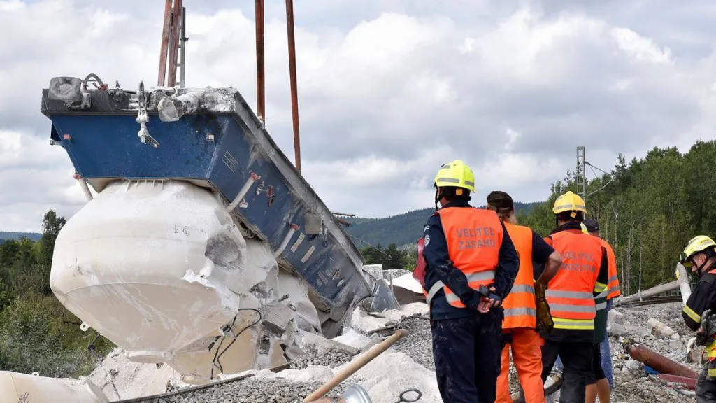 Odstraňování vlaku, který vykolejil u Mariánských Lázní