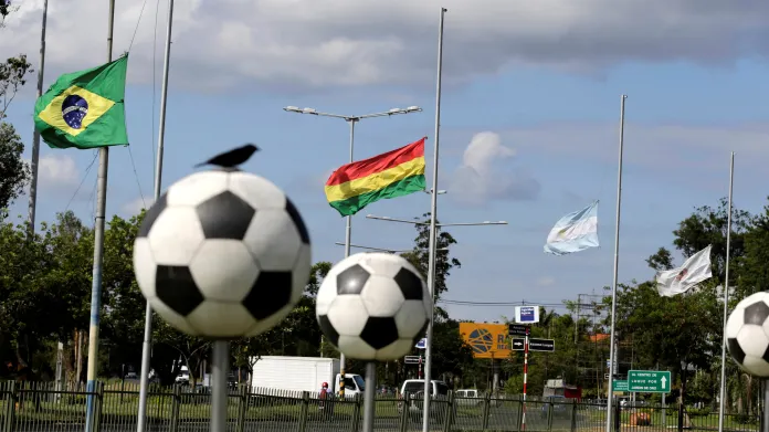 Vlajky před sídlem Jihoamerické fotbalové asociace vlají na půl žerdi