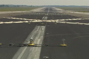 Na uzavřené ranveji v Ruzyni přistál rakouský letoun, nereagoval na výzvy