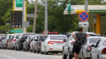 Auta v koloně před čerpací stanicí ve městě Sevastopol, které postihl nedostatek benzinu