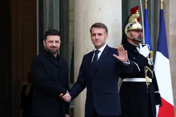 O svých územích může rozhodovat jen Ukrajina, řekl Macron po setkání se Zelenským