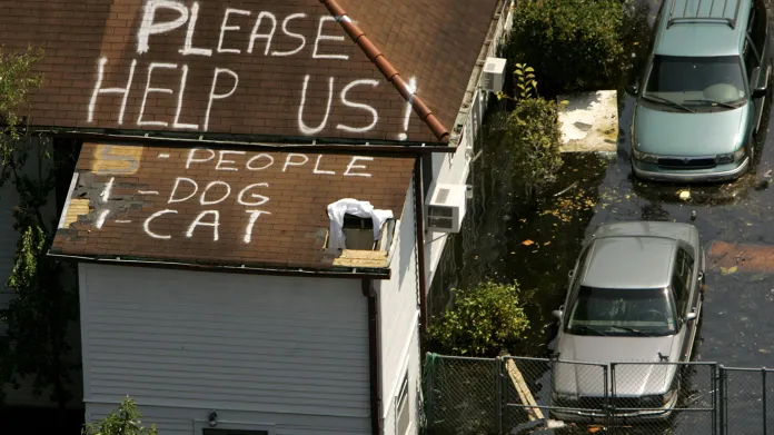 Naléhavá prosba a vzkaz pro záchranáře na střeše jednoho ze zaplavených domů.