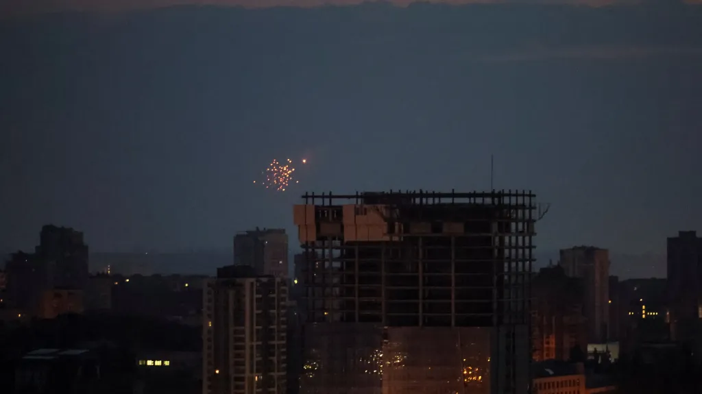 Výbuch nad Kyjevem při nočním ruském útoku