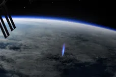 Kosmonauti na ISS poprvé viděli „modrý výtrysk“, nadoblačný blesk směřující ze Země do kosmu