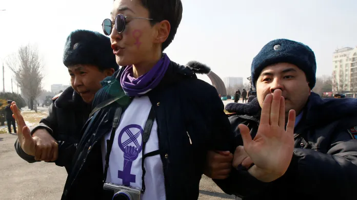 Kyrgyzská policie zasahovala i během protestů na Mezinárodní den žen v roce 2020. Zatčeny byly desítky aktivistek