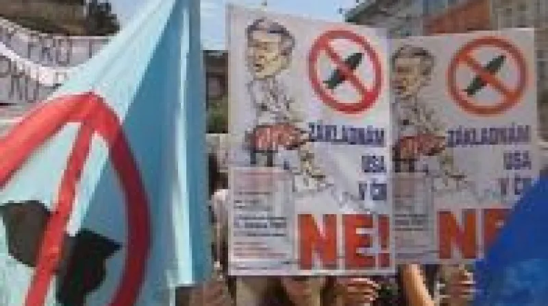 Demonstrace na Václavském náměstí v Praze 26. 5. 2007, kterou organizovala občanská iniciativa Ne základnám na protest proti umístnění amerického radaru v Česku.