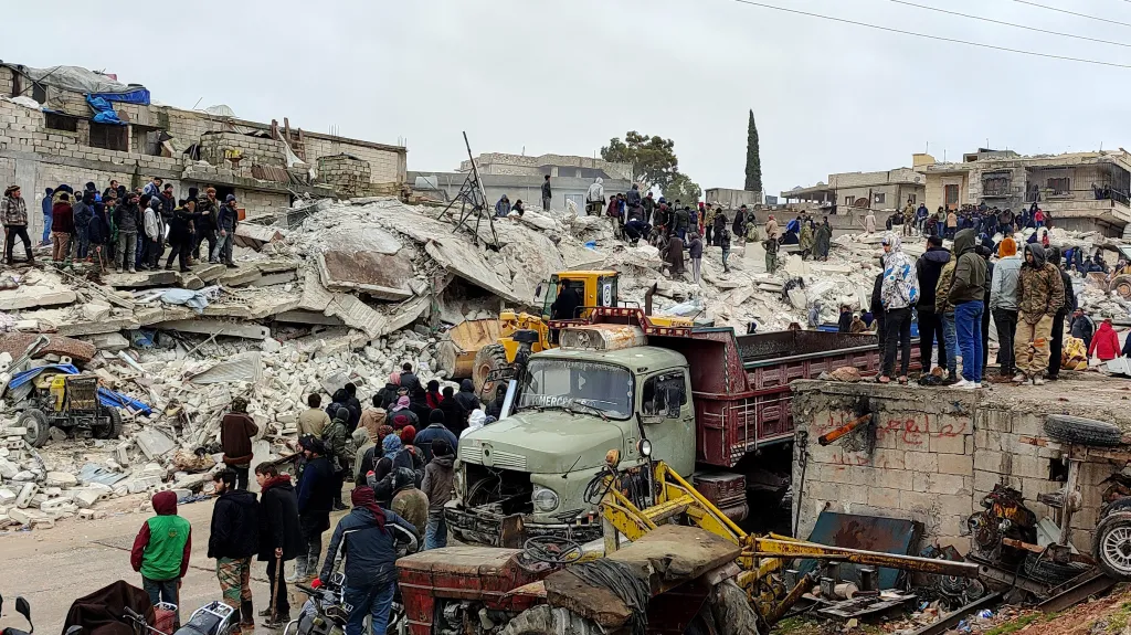 Obyvatelé Idlíbu svépomocí odklízí trosky budov po zemětřesení