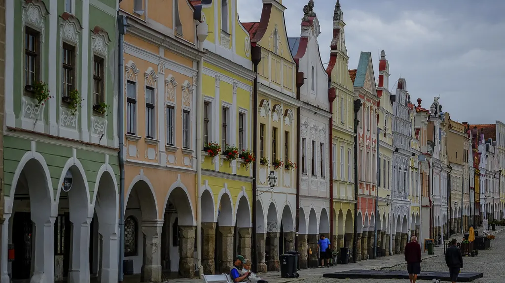 Telč, jeho historické jádro a ojedinělý soubor měšťanských domů s malebnými štíty v horní části náměstí Zachariáše z Hradce