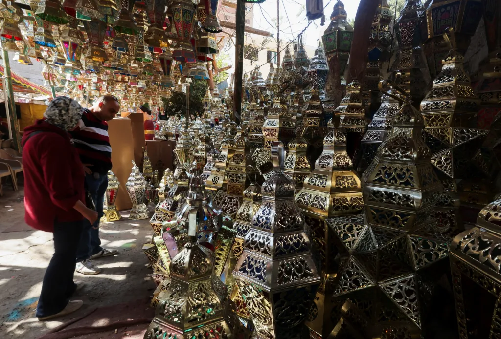 V Egyptě jsou důležitou součástí oslav barevné lucerny. Lidé je vyvěšují před svůj dům, čímž podporují slavnostní náladu náboženského svátku