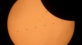 Stanice ISS před kotoučem Slunce. Kompozitní snímek