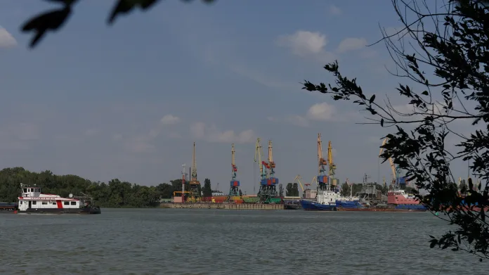 Výhled na ukrajinský přístav Izmajil z rumunské vesnice Plauru