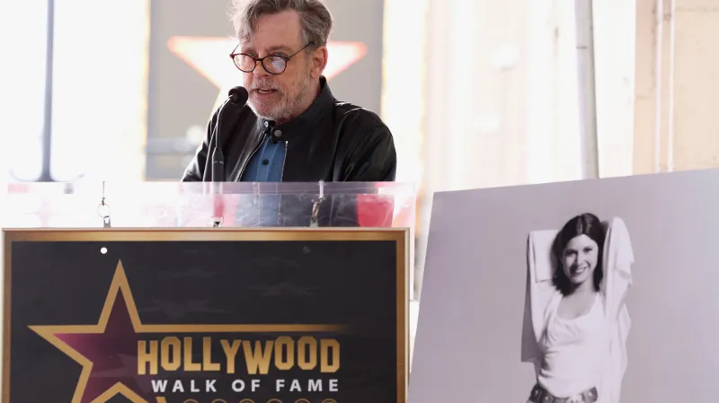 Mark Hamill při ceremoniálu k odhalení hvězdy na chodníku slávy pro Carrie Fisherovou