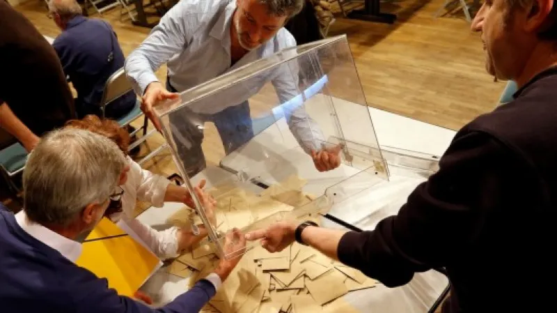 Sčítání hlasů ve středofrancouzském Tulle