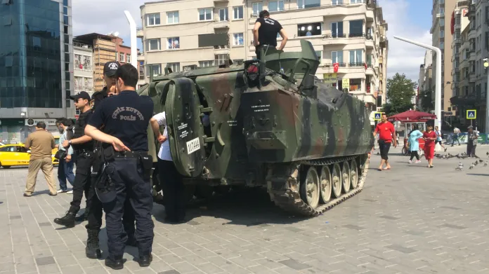 Turecká policie u obrněného transportéru ukořistěného armádním pučistům při pokusu o vojenský převrat v červenci 2016, Istanbul