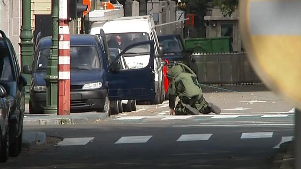 Pyrotechnici prohledali podezřelé vozidlo