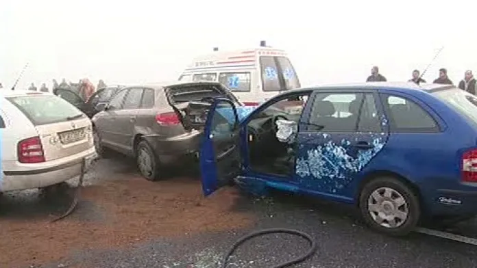 Hromadná nehoda zablokovala silnici R35 na 271. kilometru u Olomouce.