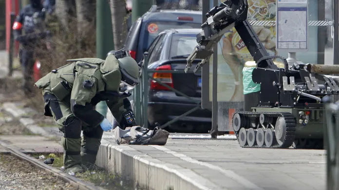 Události: Další policejní razie, ve Francii znemožněn atentát