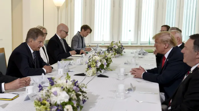 Finský prezident Niinistö (vlevo) při snídani s americkým prezidentem Trumpem