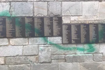 Vandalové v Paříži poničili synagogy i památník holocaustu