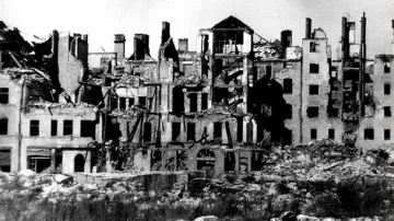 Následky bombardování Chebu na jaře 1945