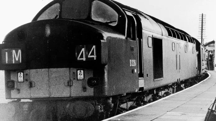 Lokomotivy řady 40 patřily k oporám motorizace britských železnic na přelomu 50. a 60. let. Snímek souvisí s Velkou železniční loupeží, která se stala v jednom z vlaků tažených touto lokomotivou