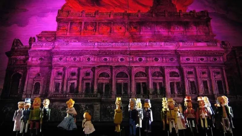 Ze hry Krásný nadhasič aneb požár Národního divadla (Naivní divadlo Liberec)