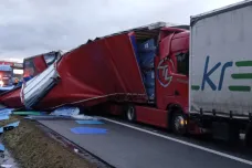 Dálnici D1 ve směru na Brno zablokovala nehoda tří kamionů. Celkem při haváriích za středu zemřelo nejvíc lidí od listopadu 2019