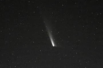 Kometa v říjnu vidět bude, slibují astronomové. Možná i pouhým okem