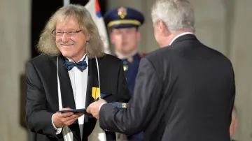 Medaili Za zásluhy udělil prezident kytaristovi Lubomíru Brabcovi