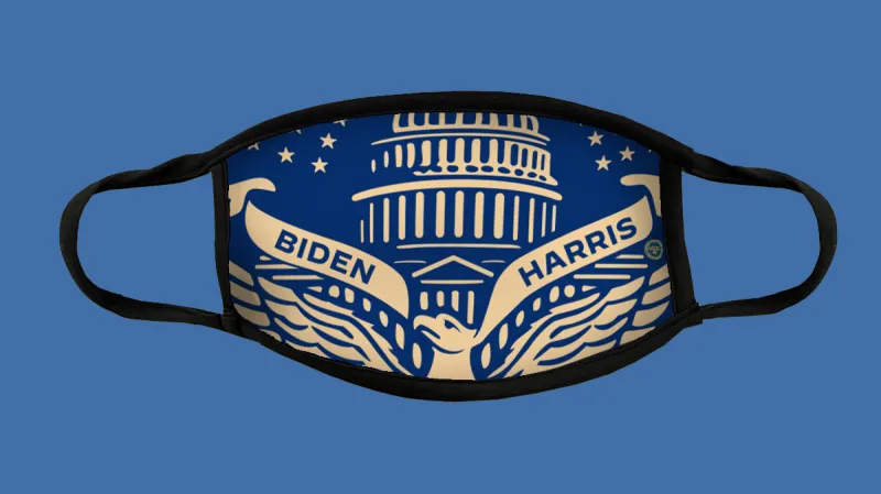 Rouška s motivem přísahy Bidena a Harrisové