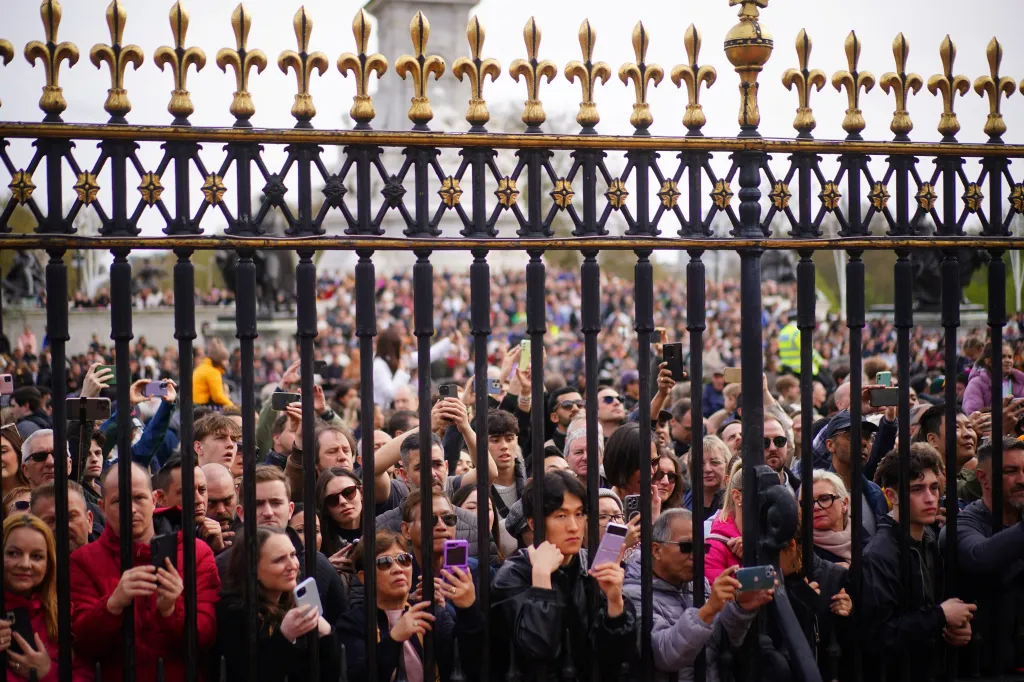 Veřejnost v Buckinghamském paláci sleduje, jak se francouzské četnictvo účastní ceremoniálu střídání stráží